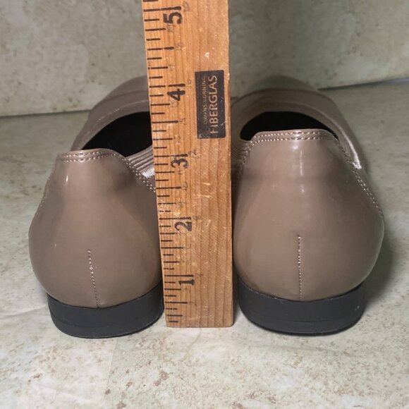 Naturalizer Womens Taupe Patent Leather Slip-On Flats With Round Toe & Low Heel - Picture 3 of 6